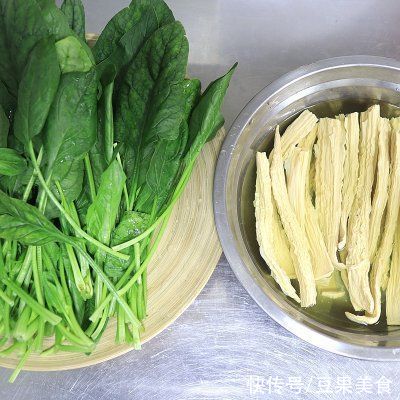 吃着比肉还鲜，嘴馋就吃香辣菠菜腐竹