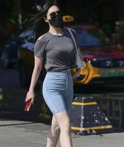 浅蓝色|小姐姐浅蓝色的牛仔裤就是完美,美丽的服装凸显了女性的身体曲线