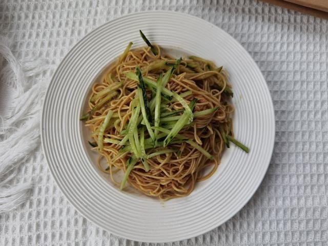 拌面|天热不爱吃饭，试一试这道花生酱拌面，清新爽口，让人食欲大增