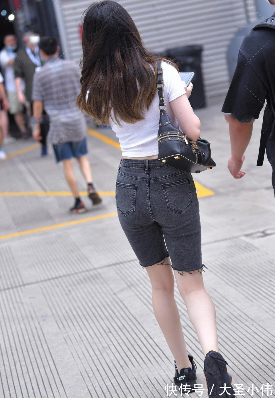 前卫|美女街拍:美女如幽幽牡丹,身材极好,原来胖可以这么美,真是“油而不腻”