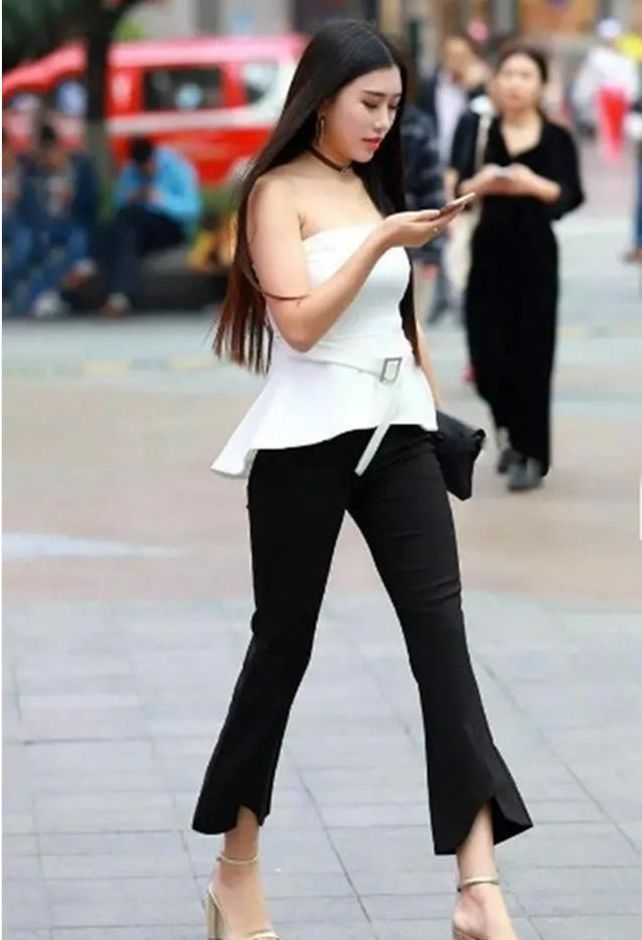 街拍：身材高挑的小姐姐，墨镜戴出了个性，笑容很甜美