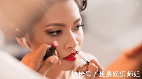 妹子 打开“口红”直接就往嘴上抹 涂口红这4大误区, 看看你中招了吗!