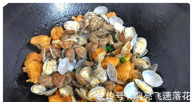蛤蜊|鸡翅新吃法，和天下第一鲜一起煮，鲜嫩开胃，下酒下饭，真过瘾！