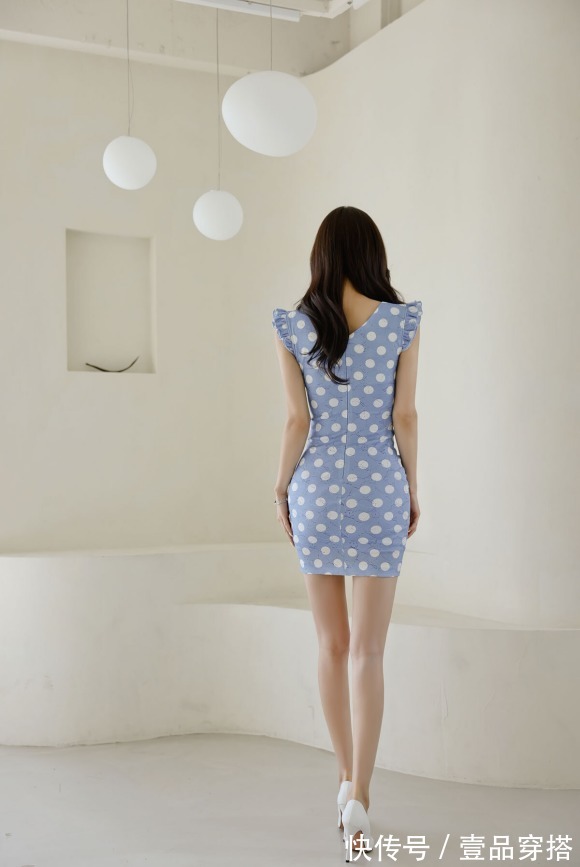 蓝波|女神孙允珠的时尚搭配:格拉茨冰湖钻石蓝波点包臀裙