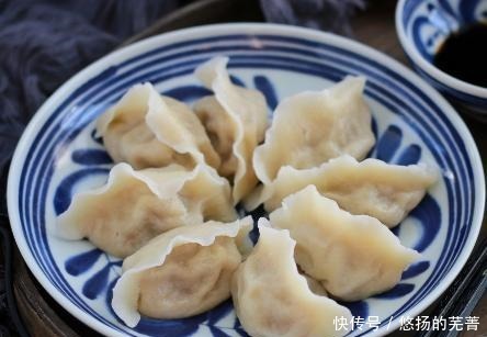 煮冻饺子,用冷水还是热水都错了!教你正确做法,不粘锅不开裂