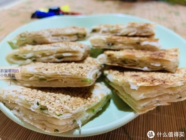 擀面杖|怎样做的葱花饼才能一层一层的,而且吃起来香脆可口?
