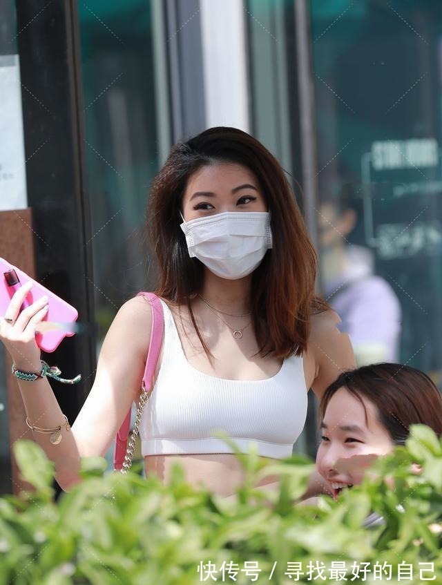 性感 黑白运动装搭配粉色鞋包,低调性感,时尚可爱!