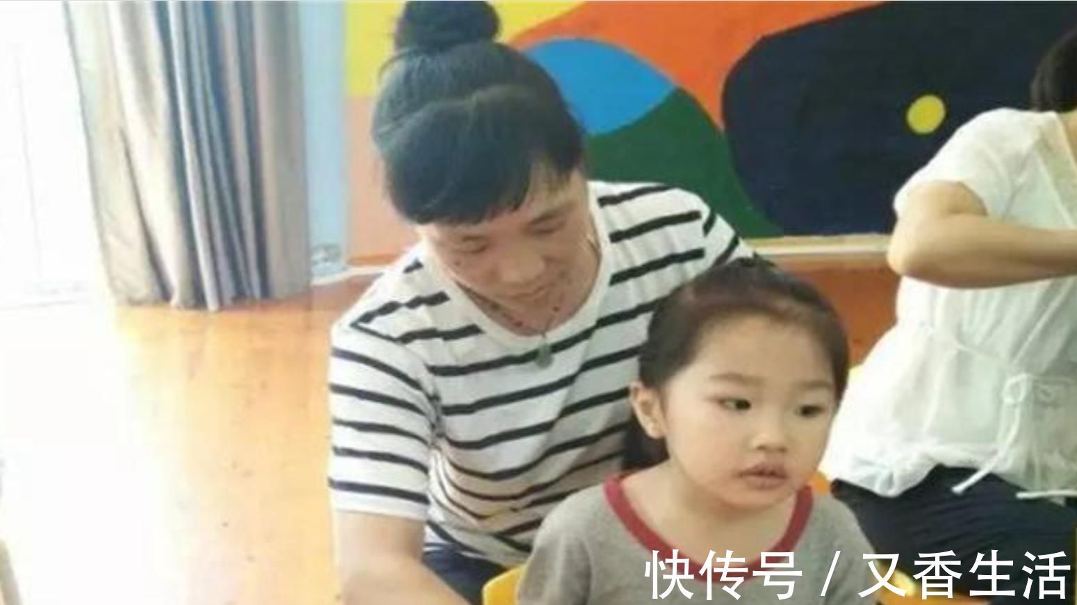 辫子|幼儿园老师给娃花式编辫子,妈妈看后却不领情:想让我女儿秃吗