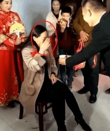 逆龄 “最年轻丈母娘”走红,新郎成人生赢家,新娘却全程尴尬