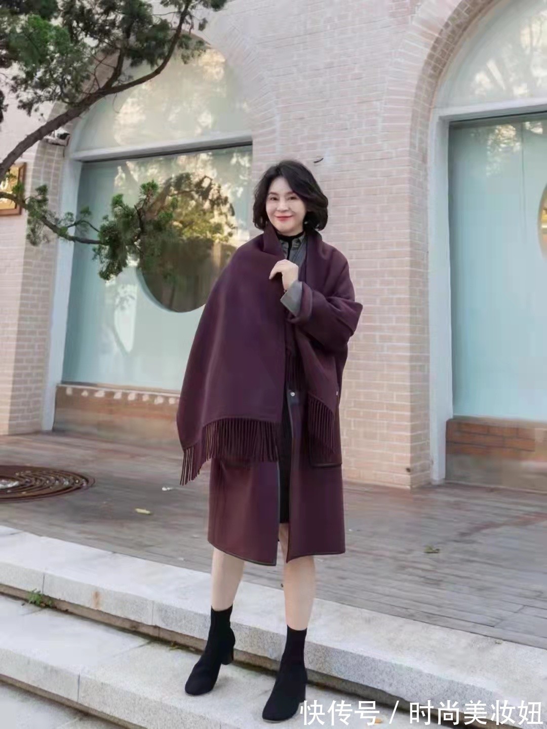 毛衣|上年纪的女人,“大衣+短靴”更显气质,高级洋气不说还保暖