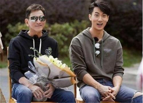 外婆|“最嫩外婆”产房门口抱外孙,路人疑惑:才生完孩子就能溜达了?