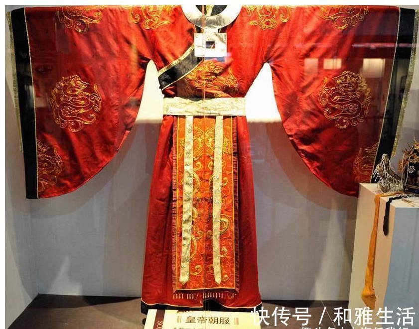 礼服$清朝皇帝的衣柜:传统的剥离与再融,一件龙袍竟然承载一个时代