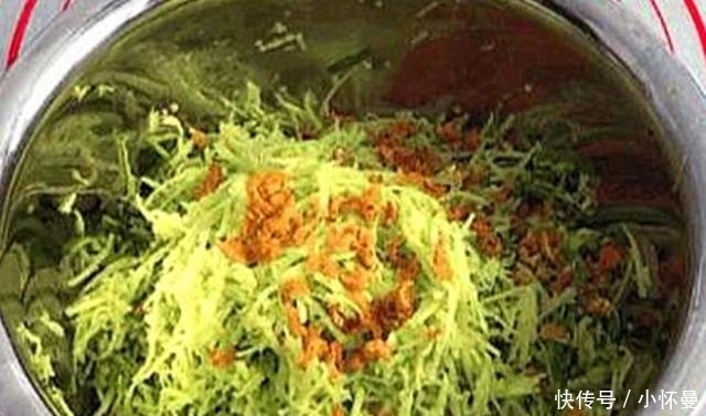 包萝卜饺子时,别放“此2物”,很多人会放,萝卜味道很怪还发苦