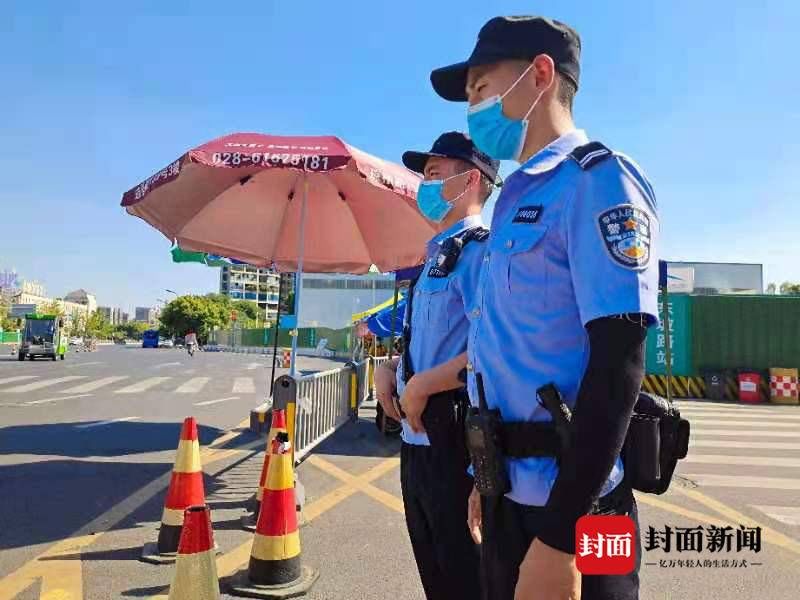 警方|成都龙泉警方支援涉疫地区 烈日下为居民保驾护航