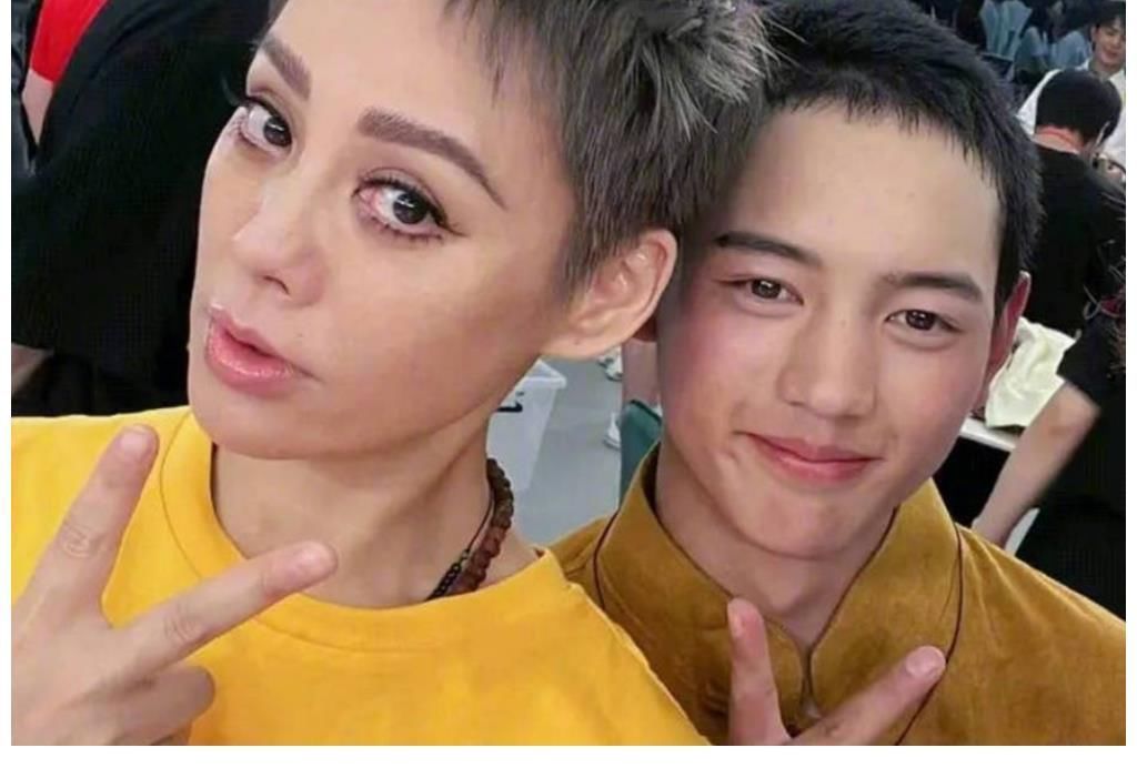 丁真弟弟现身中餐厅，颜值被众人夸赞，二公主姚安娜跟他搂肩合照