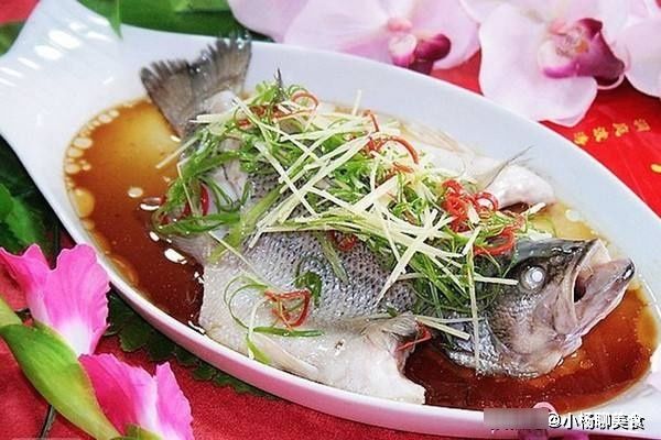 蒸鲈鱼时，怎样保持原汁原味呢？来学学这道菜吧！
