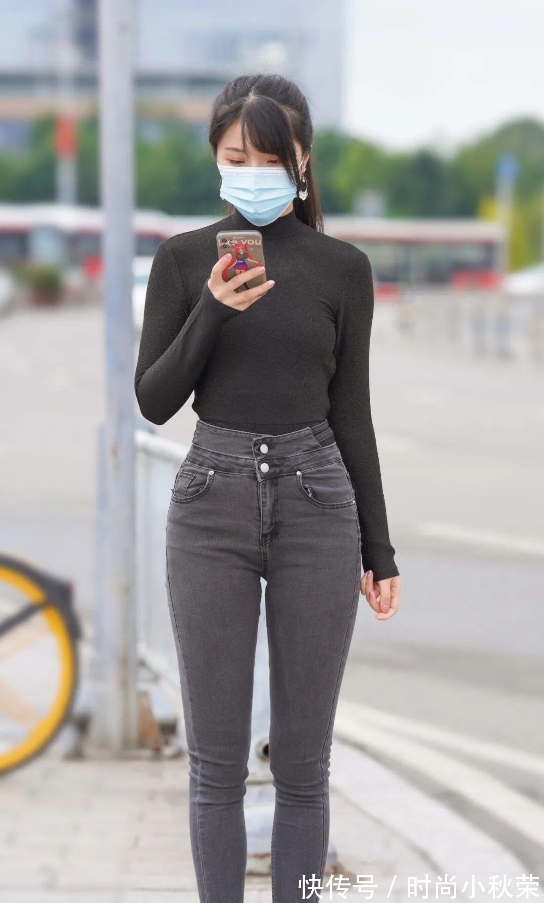 黑T 小姐姐有点酷,黑T加上黑紧裤,效果给力惹人驻