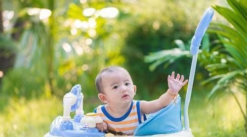 促进|宝宝大动作发育好,证明大脑聪明,这些方法促进宝宝大动作发育