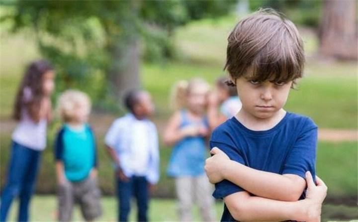 巴巴|“新型冷暴力”在幼儿园蔓延,孩子委屈巴巴,家长却不知