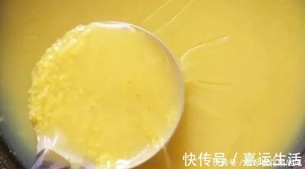米油|熬小米粥，直接用清水熬是外行牢记4点，粥香浓黏稠，米油厚厚