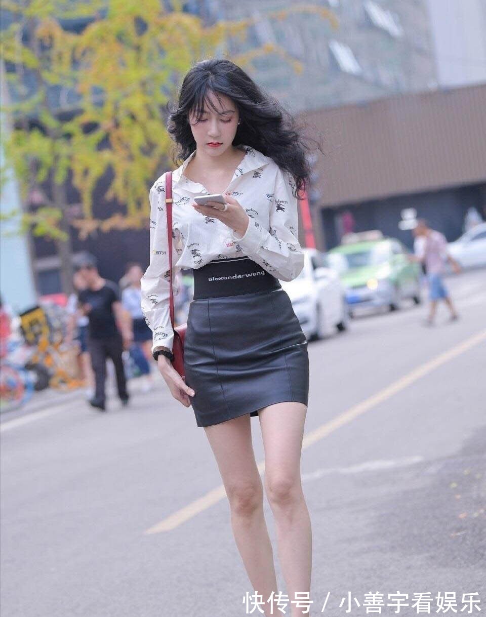印花衬衫 白色印花衬衫搭黑色高腰皮裙,时尚清新,气质出众