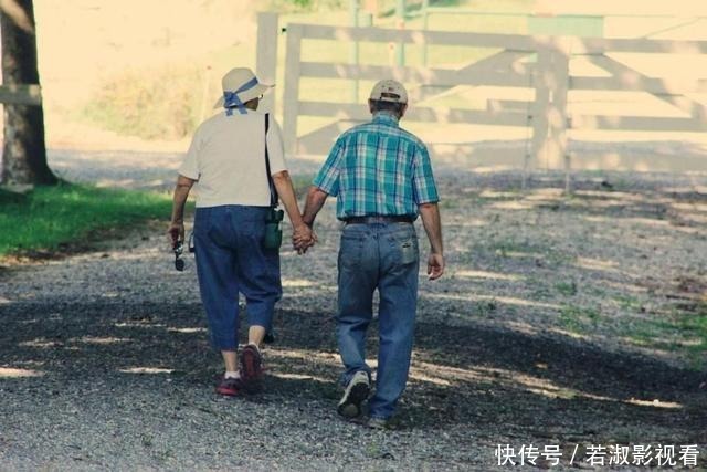 老年人,餐后散步、行走对身体好处多,但这7点细节一定要注意!