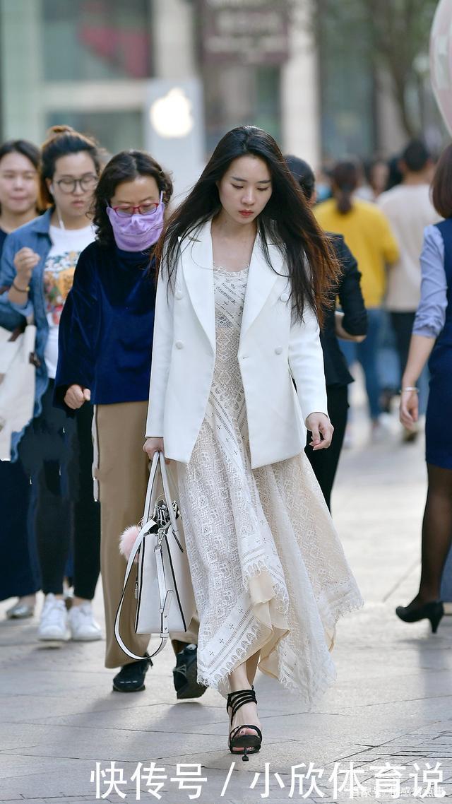 白色西装搭配镂空连衣裙，搭配一双高跟凉鞋，凸显精致优雅的效果