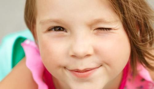 孩子频繁眨眼睛，是不是“小儿抽动症”？真相比你想的更复杂