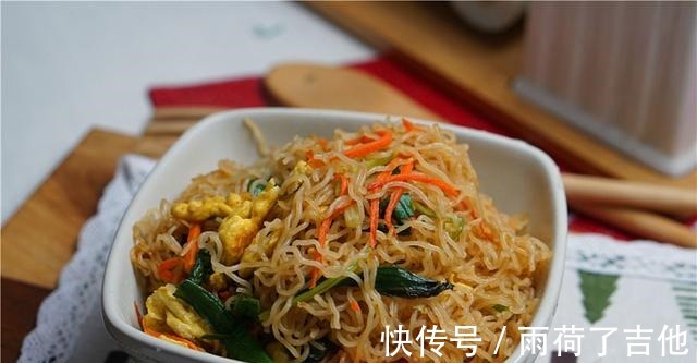 炒米粉|懒人版鸡蛋炒米粉,做法和煮泡面差不多,味道比泡面好!