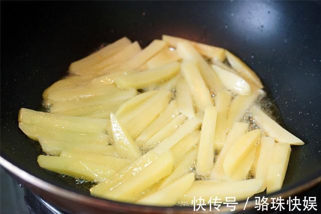 豆角|土豆烧豆角,炸得酥而不焦,口感咸香适度,这几步学会上桌就抢光