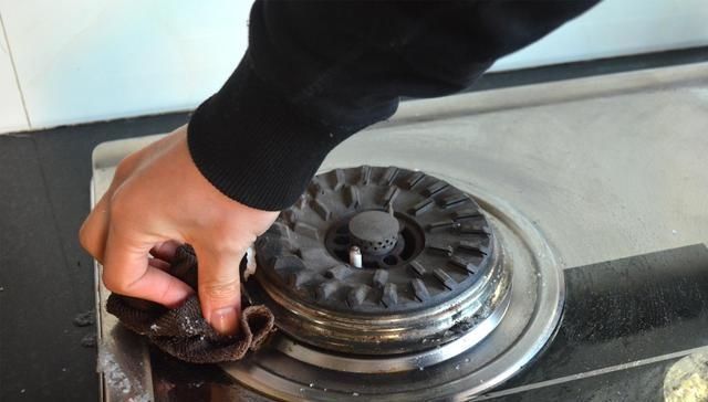 不管煤气灶有多脏，教你一招，不用一滴水，再脏的灶台一擦就干净