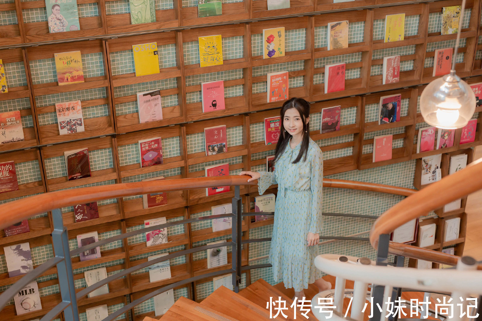 简约|小姐姐的碎花裙十分的优雅清新,简约大气中也有女性的柔美