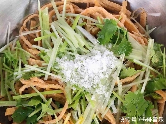 晚上|晚上来一盘这样的凉拌菜,就着它都能吃三碗饭,成本还不贵