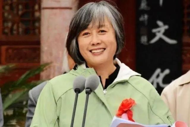 《曲苑杂坛》王牌主持人汪文华,节目停播9年后她去哪了