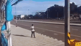 |搞笑GIF:第一次住女朋友家 她爸突然进来了