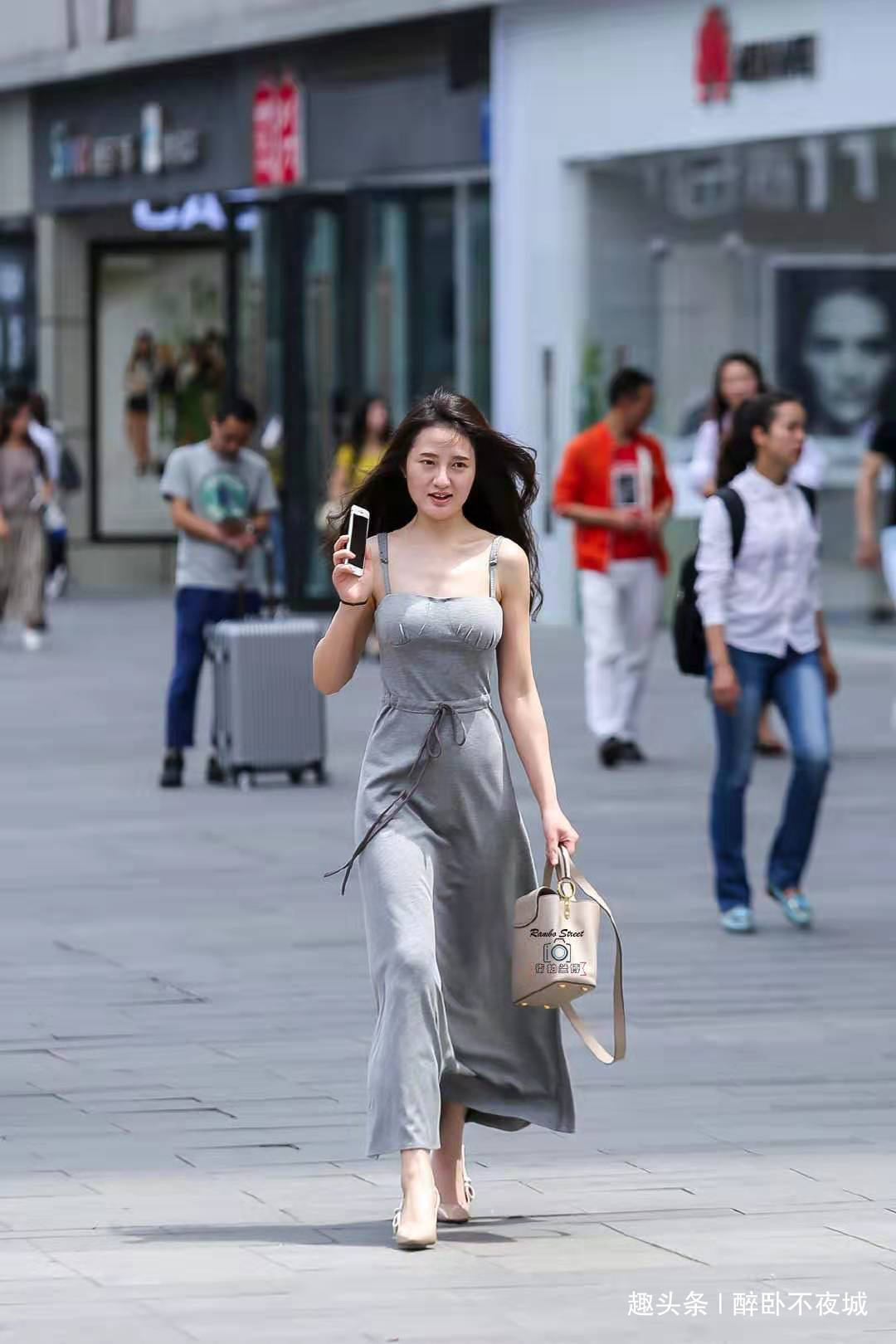 饱和度 街头美女吊带灰色长裙,迎风吹来的样子更美了!