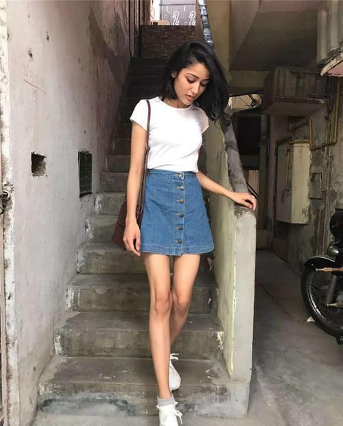 今夏潮流穿搭公式运动鞋+裙装,随性又不刻意