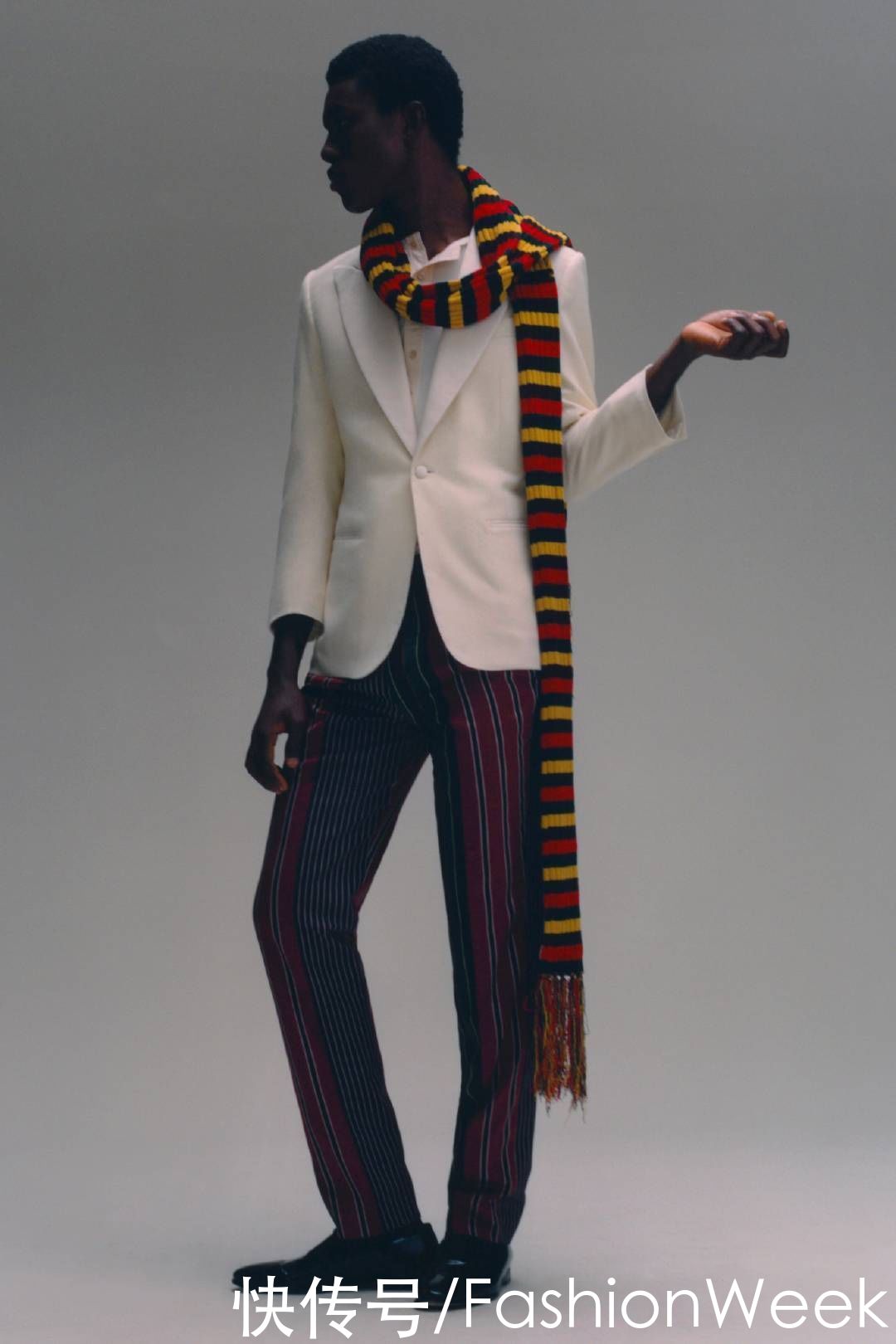 职业装只能黑白配？这些轻熟风搭配，让你闪耀职场穿搭潮流