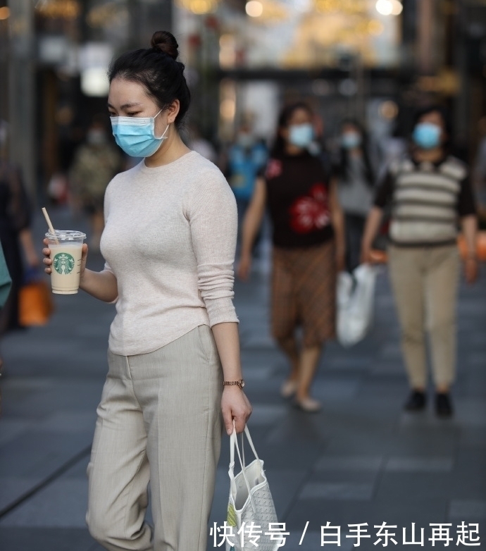 微胖“阿姨”的秋日穿搭,针织衫搭配西装裤,没“藏肉”却有魅力