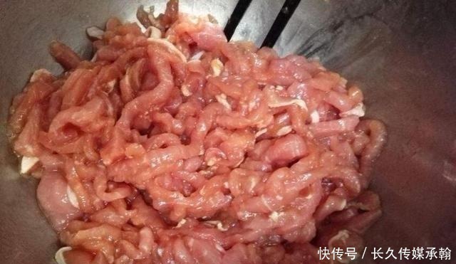 炒“瘦肉”时加蛋清还是淀粉,其实都不对,这样做又嫩又入味!
