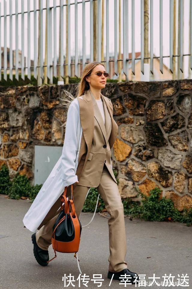 女人过了50岁就放弃穿“裙子”吧!换上这3种穿搭,从阿姨变回姐姐