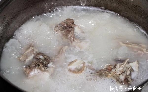骨架|20年老面馆的高汤秘方,原来是这么熬制的,汤色奶白且鲜美浓郁