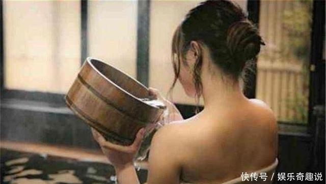 性教育|10岁儿子和妈妈进女浴室洗澡,旁人不满指责,宝妈的反应令人唏嘘