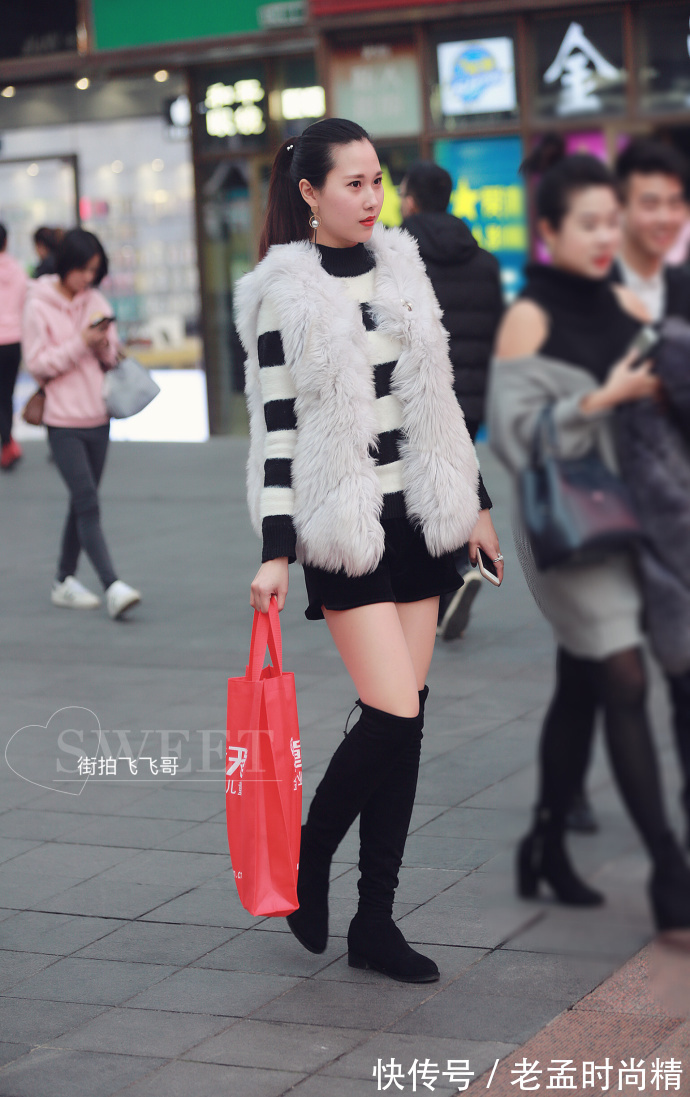 小西装|街拍,休闲小西装搭配黑色小皮裙,穿出恰到好处的女人味!