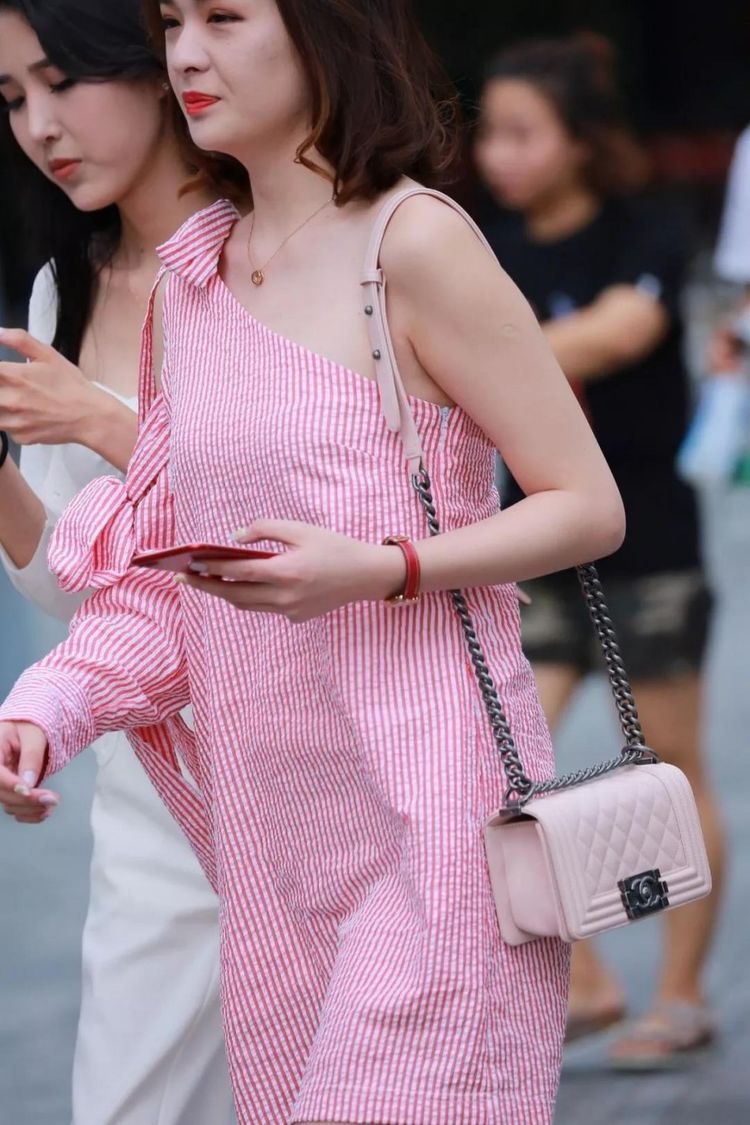 不凡|街拍:动人的容颜不俗不凡,穿白色长裤的性感漂亮美女!