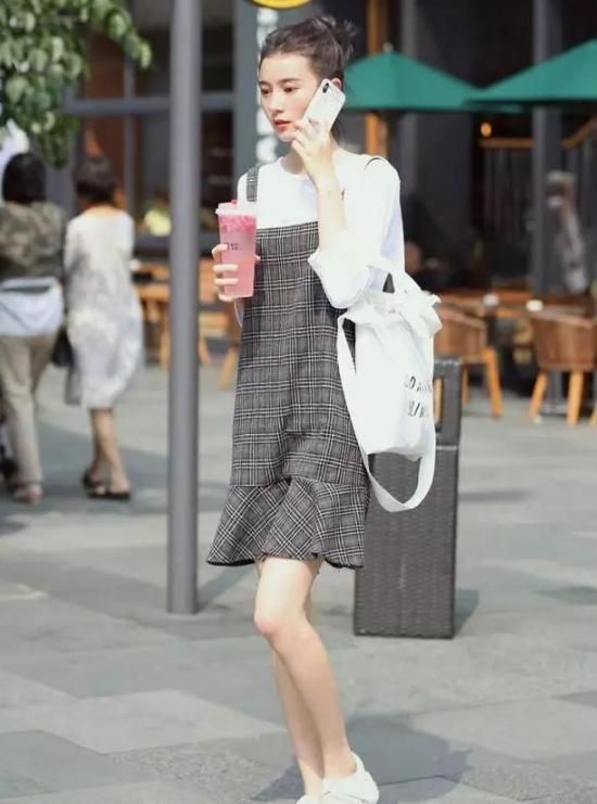 修长|白色针织裙,修长的身材,长发的小美女很好看