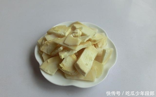  鱼腥味|煲汤的鲫鱼，选多大的最好？怎样去除腥味？掌握这1点，汤鲜不腥