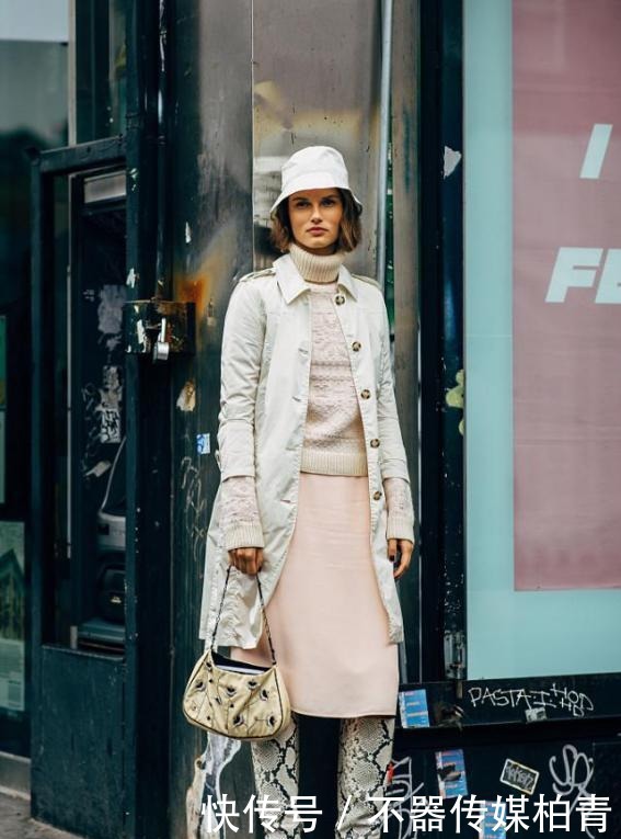 洋气|羽绒服已经过时了,潮人都在穿“大衣+长靴”,既保暖又洋气