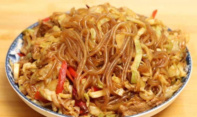 ?粉条直接下锅炒，难怪不好吃！教你一个妙招，不坨不粘锅味道香
