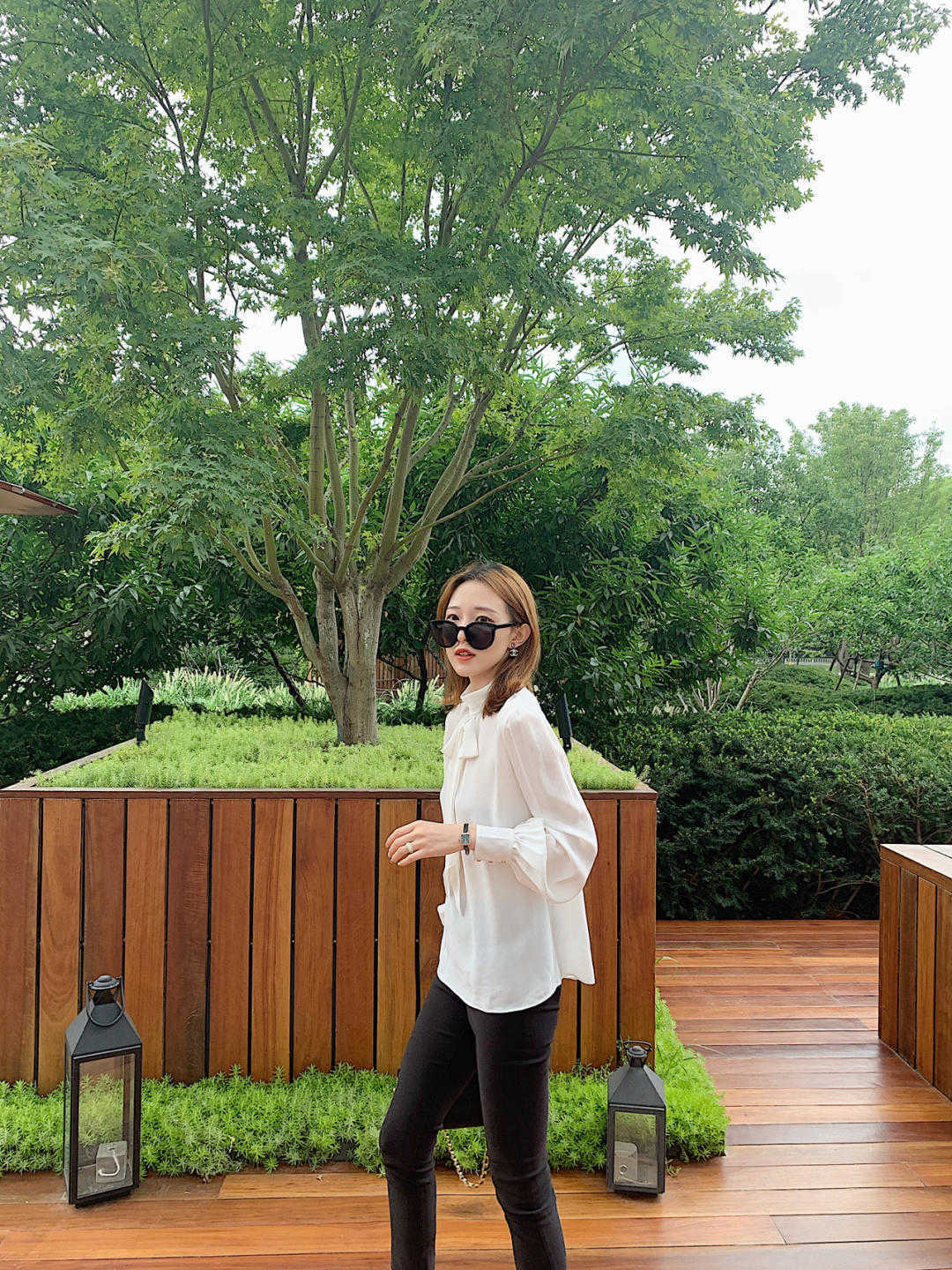 时尚博主|职场面试怎么穿?白色系带衬衫配西装裤干练优雅,一点不呆板